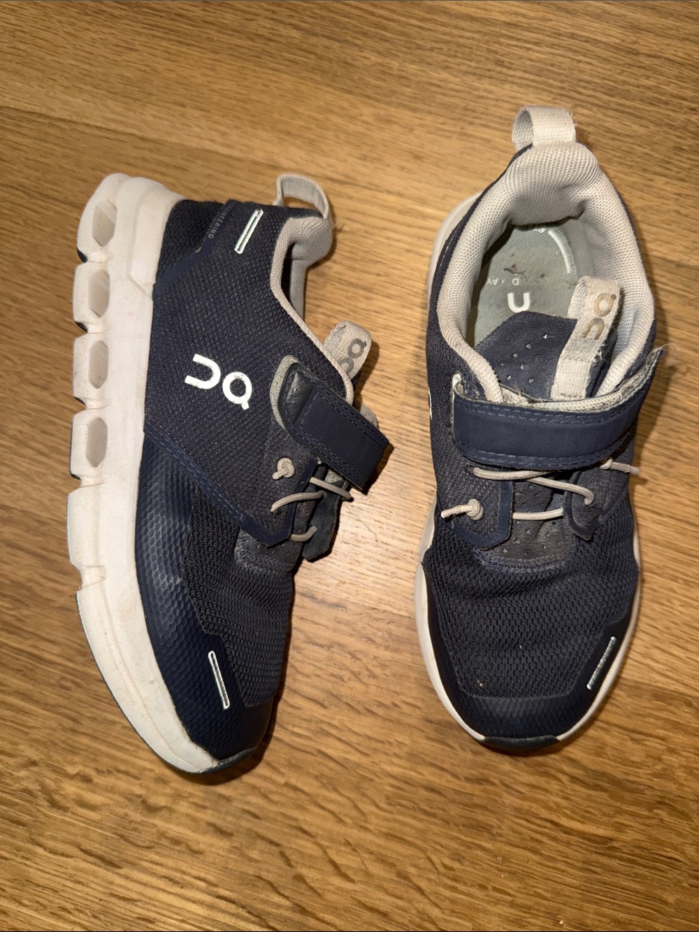 On Running Kids Navy and White Velcro Athletic Sneakers youth K13